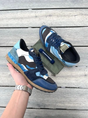 Valentino Rockrunner Skor - Valentino Rockrunners i en riktigt fet och unik modell! Fint skicka inga tydliga defekter. Uk 7,5, som 41,5/42. Dustbag och snören medföljer. Kontakta mig för fler frågor och funderingar!