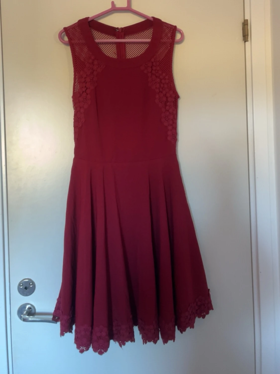 Röd ärmlös klänning med spetsdetaljer