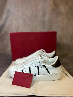 Valentino ”VLTN” Opens | 37,5 - Valentino skor till damer i storleken 37,5 | Sjukt bra skick, som nya | Allt på bilden ingår | Äkta ⭐️Äkthetsbevis finns på sista bilden