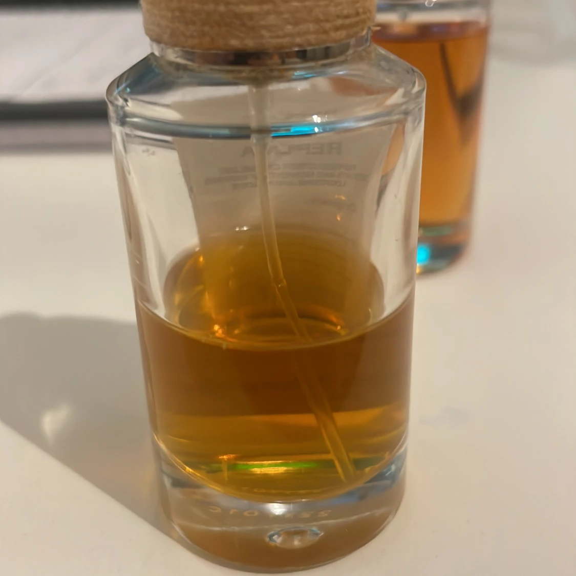 Transparent parfymflaska med träkork