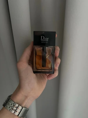Dior Homme Intense - Säljer min Dior Homme Intense som jag haft i snart ett år men tyvärr knappt använt. Den har mest stått och samlat damm, så jag väljer att sälja den vidare.  Det är ungefär 45 ml kvar av 50 ml, så nästan full. Den är köpt på Kicks och jag fick den i present av mina föräldrar.  Jag har tyvärr ingen låda eller kvitto, men jag garanterar att den är äkta och kommer från Kicks, inga falska affärer här inte.  Är du en parfymentusiast som jag och intresserad, så är det bara att höra av dig! 🙂🤝👍👌💪