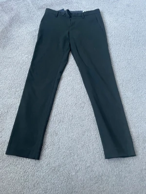 Mörkgröna kostymbyxor från NN07 - Snygga mörkgröna kostymbyxor från NN07. Perfekta för dig som gillar minimalistisk och clean stil. Pris kan diskuteras 