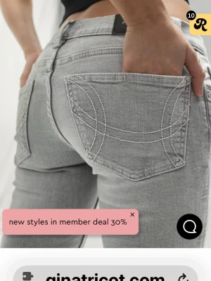 Grå raka jeans från Gina Tricot - Säljer ett par ljusgrå bootcut jeans från Gina Tricot i storleken 36, oöppnat paket då jag köpte två olika storlekar och valde den som passade bäst🥰 