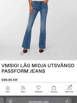 Blå utsvängda jeans Vero Moda - Snygga blå jeans med låg midja och utsvängda ben från Vero Moda. Klassisk femficksmodell i mjukt denimtyg som ger en avslappnad men trendig look. Helt nya och aldrig använda. Är i stretchigt material så kan passa s och m. Priset går att diskuteras. Jeansen var lite för korta för mig så därför säljer jag dem. Nypris 600 kr.