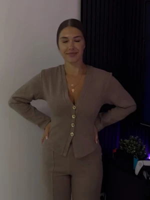 Kofta Zara - Kommer inte till andvändning och har inte andvönt den köpte för 3 månader sen men så fin❤️