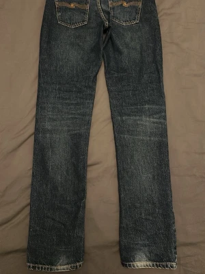Nudie Jeans - Ett par Nudie Jeans i modellen Gritty Jackson. Storlek 28/32. Välanvända jeans men fortfarande i fint skick