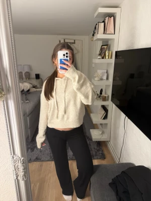 Beige hoodie med huva  - Mysig beige hoodie med huva, inga skador!