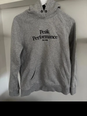 Grå hoodie från Peak Performance - Säljer en grå hoodie från Peak Performance i storlek M bara använd ett par gånger men som ny.