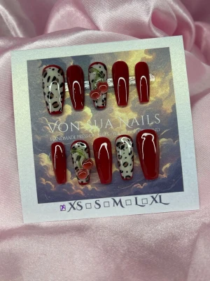 WildCherry (XS);Medium Ballerina - Handgjorda press-on naglar i medium ballerina-form. Setet har en mix av vinröda naglar och naglar med leopard-mönster 🐆, dekorerade med körsbär med gröna blad. XS: 14 mm, 11 mm, 11,5 mm, 10 mm, 8 mm designen är både lekfull och trendig.
