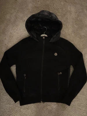 Moncler tricot cardigan - Moncler cardigan i storlek M, sitter som en S. Den är sjukt rare och nypris var runt 10 000 sek! Bara seriösa köpare tack och lite hål finns därav pris 