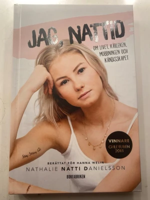 Jag, Nattid bok - Boken 'Jag, Nattid' av Nathalie Natti Danielsson berättar om livet, kärleken, mobbningen och kändisskapet. Omslaget är i ljusa toner med svart och rosa text. Innehåller tips och råd till dig som känner någon som mobbas eller är mobbad själv.