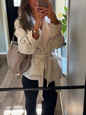 Trenchcoat  - Knappt använd! Två små fläckar på framsidan (se bild 3)🩷