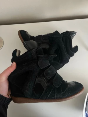 Isabel Marant skor - Säljer ett par svarta beckett sneakers från Isabel Marant pga ingen användning längre. Inga tydliga defekter. Stl 37. Orginalpriset är på 6 500kr.