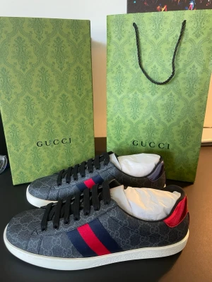 Gucci ace skor  - Hely nya Allting på bilden tillkommer så som bevisen box och allt. Pris kan diskuteras vid snabb affär!! Hör av dig vid frågor! Strl 45. Äkta!!!