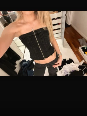 Svart denim korsett med dragkedja - En jättefin svart jeans topp m dragkedja. Fint skick❤️