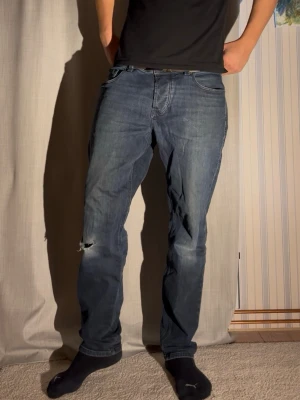 Diesel Jeans 33 - Säljer nu dessa galet feta jeansen från Diesel storlek 34 men sitter mer som 33 Modellen är 188cm och väger 78kg  Total längd: 103 Benöppning: 18 Midja: 44  Priset kan som alltid diskuteras, hör av er vid minsta fundering! Mvh Charlie