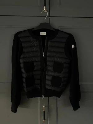 Moncler cardigan dam - Hejjj, säljer nu denna jättefina Moncler cardiganen i storlek M, i superfint skick, perfekt nu till våren och sommaren som är påväg, passa på o köpa innan den försvinner! Nypris är runt 10 000kr. Kvitto finns digitalt och såklart äkta💕 mvh Lina 