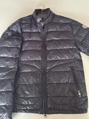 Moncler acuros jacka  - Snygg Moncler acuros jacka i storlek 1 xs/s perfekt inför våren. Dragkedjan är bytt men original dragkedjan får man med därför priset är lågt annars är det i mycket gott skick. Hör av er om ni har frågor!!