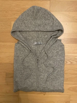 Bvaldi  - Bvaldi zip up | Skick 9 | Nypris 1300kr mitt pris endast 699kr | Storlek S | Priset är ej hugget i sten! | Hör av dig vid minsta fråga eller fundering! 📩 OBS! Färgen på bilderna ser dålig kvalité ut men i verkligheten så är den grym!