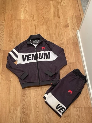 MMA träningsställ  - Ett komplett träningsställ från märket venum, det finns lite defekter men det mesta är bara att tvätta bort, den enda stora defekten syns på bild 2 och det är på byxorna