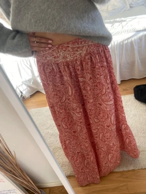 Långkjol från zara💞 - 💞!!INTRESSEKOLL!!💞 på min super fina långkjol från zara!! Är inte säker om jag vill sälja den men ville kolla intresset och hur mycket jag kan få för den💞💕 Skriv gjärna om ni är intresserade och kom gjärna med prisförslag💓 ‼️Tryck inte på köp eftersom jag är osäker om jag vill sälja‼️ Storlek s men har sytt upp den längst ner då den var för lång men absolut inget man tänker på🥰 Köptes här på plick för 500 kr💕