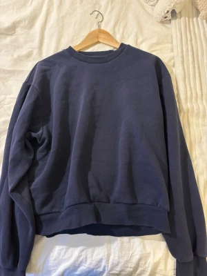 Mörkblå sweatshirt från Gina Tricot - En enkel mörkblå tröja från Gina💗köpt för 2 år sen ish och är använd, men inga defekter💞