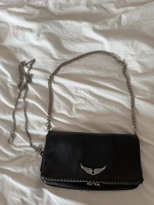 Zadig väska  - Säljer min äkta Zadig väska då jag inte använder den längre. Har lite defekter men inget man tänker på när man använder den. Kedjan har tappat lite färg och några pluppar har ramlat av 