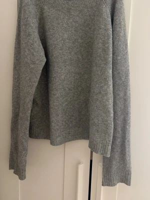 Grå stickad tröja  - Grå stickad tröja från Vero Moda i storlek xs. Super bekväm, säljer då den tyvärr inte passar längre.