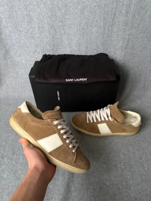 Saint Laurent skor  - Säljer ett par Saint Laurent skor som är i storlek 42 men är lite stora i storleken! Bara skorna medföljer vid köp! Hör gärna av dig om du har frågor! 