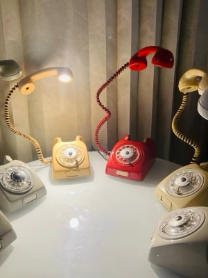 Handgjord DialogLampa Ericsson/LM  60-70 tal  - Klassisk grön bordstelefon med roterande nummerskiva och spiralsladd. Telefonen har en robust design och tydliga knappar. Mindre repor och bruksspår syns, men överlag gott skick. Perfekt för retroälskare eller som inredningsdetalj. HELT NY 