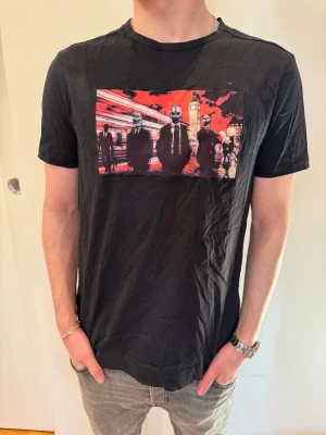 Limitato T-shirt - Säljer en för fin svart Limitato T-shirt i storlek M. Modellen på bilden är 173 cm lång och väger 62 kg.