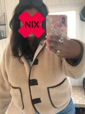 Beige teddyjacka med bruna detaljer - Säljer denna extremt populära vårjacka från Zalando 💕 lappen tyvärr borta men använd Max 3 gånger då jag inte tycker den sitter helt bra på mig 💕😥 strl XL/XXL sitter som en medium typ 🤝💕 ge gärna prisförslag och ändringar kan göras vid snabb affär, köpt för 679