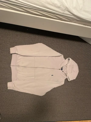 Ralph Lauren hoodie  - Säljer en ljusbeige hoodie från Ralph Lauren  Storlek L barn men sitter som en S eller M på en vuxen.