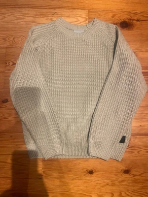 Beige stickad tröja från Carhartt - Tja säljer denna asfeta Carhartt tröjan. Nästan helt oanvänd och helt utan deffekter. Storlek S