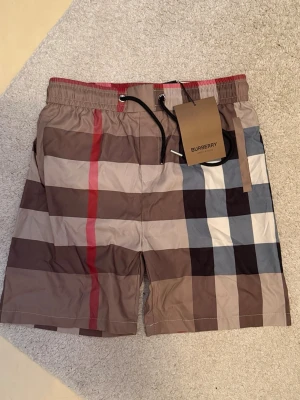 Burberry badbyxor herr - Tjena säljer burberry short i nyskick. Det står L på dem men dem passar till S