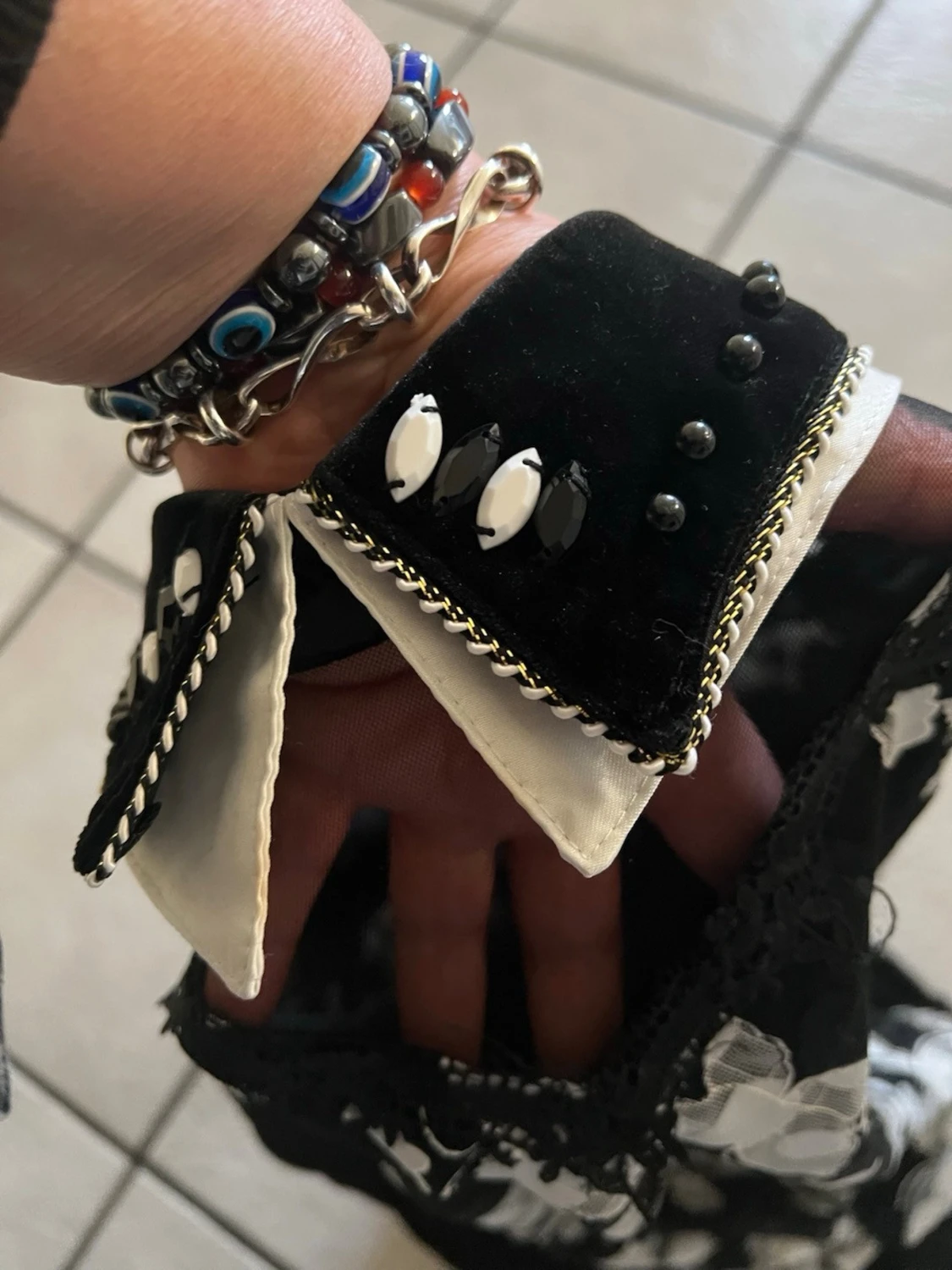 Svart blus med spets och pärlor storlek M - 5