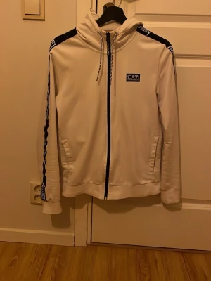 Armani tröja - Säljer nu en fet Armani tröja. Säljer den då jag rensar ur garderoben och den börjar bli liten. Den är i tunt material perfekt till sommaren och den har riktigt snygga detaljer på armarna. Och tröjan är i mycket bra skick. Priset går såklart att diskutera för fler bilder eller frågor är det bara att höra av sig!