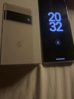 Google Pixel 6 pro vit  - Touchen funkar men ibland fuckar den gör sitt egna men annars den funkar så som den ska och har två svarta prickar p bild 3 kartong följer med