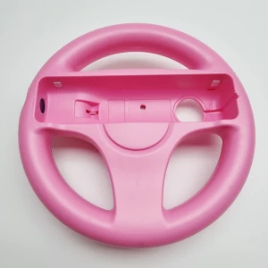 Rosa ratt till Wii handkontroll - Wii ratt för användning med Wii-konsolen.   Ratten är utformad för att ge en mer engagerande körupplevelse i kompatibla spel. Den är rosa och har en central öppning för att fästa en Wii Remote-kontroll.  (Wii Remote kontrollen är som visningsexpempel. Annonsen gäller endast för ratten)