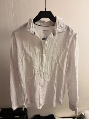 Linne/bomull skjorta Jack and Jones  - Klassisk vit skjorta från Essentials i bomull med lång ärm och knappar framtill. Skjortan har en avslappnad passform och mjukt material som känns skönt mot huden. Perfekt till jeans eller chinos för en clean look.