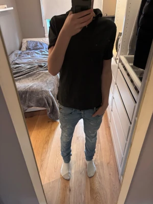 Replay jeans  - Säljer ett par ljusblå slim fit jeans från replay med klassisk femficksdesign och normal midja. Jeansen har en snygg tvättad look och smal passform som sitter tajt längs benen. Perfekta för en avslappnad och trendig stil.