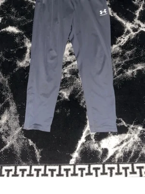 Grå mjukisbyxor från Under Armour - Säljer ett par grå mjukisbyxor från Under Armour 