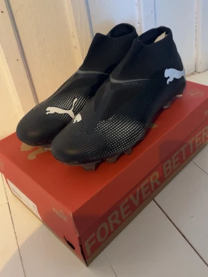 Puma svarta fotbollsskor utan snörning - Säljer ett par svarta fotbollsskor från Puma! Använt endast 1 gång!!! Säljer pga de är för stora! Storlek: 45  Pris:500kr  Priset är ej hugget i sten