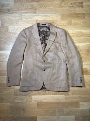 Blazer/Kavaj i 100% Kashmir  - Storlek S, blazer/kavaj i 100% italiensk Kashmir. Säljes pga att den aldrig kom till användning, 10/10 skick. Funkar som overshirt oxå