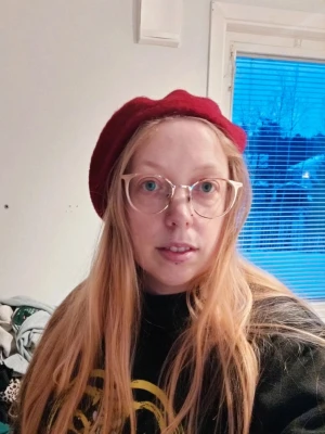 Vinröd basker i ull lolita  - Säljer en klassisk röd basker i mjuk ull. Baskern har rund form och sitter snyggt på huvudet, perfekt för dig som vill addera lite fransk vibe till din stil. Inget synligt märke på hatten. Passar till många olika outfits och är enkel att styla.