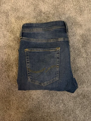 Jack and Jones jeans  - Ett par snygga blåa jeans från Jack and Jones med absolut inga defekter och är som sprillans nya 