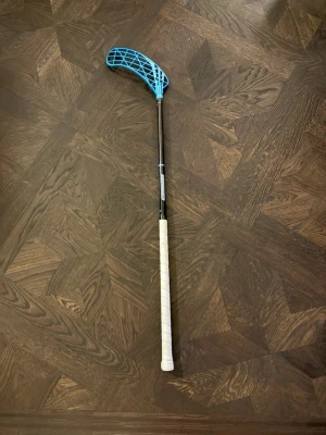 Zone ice pro R90cm - Säljer en Zone ice pro 27 flex 90 cm. Med ett helt nytt blad och en ny linda ny pris cirka 1800. Bara skaftet är använt men inget som stoppar att kunna spela med klubban. Bladet är ett air one blad i hållet right och färgen bisbee blue och lindan är en ny kh linda. Kom gärna med frågor 😁