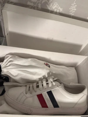 Moncler skor - Super fina Moncler skor använda några gånger, inga defekter. Nypris 5000kr mitt pris endast 2000kr! Mvh Luxury closet🙌