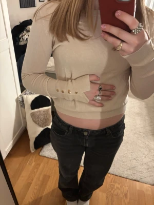  Beige tröja från Zara  - Jag säljer min tröja från Zara i s. Mest för att den inte kommer till användning. Den har ett jätte litet hål vid kanten vid halsringen inget man märker av. Jätte fina detaljer med guldiga knappar på ärmen och jätte fin med att par jeans. 