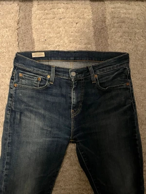 Levis jeans - Blåa levis jeans i modellen 512 och storlek W29 L32